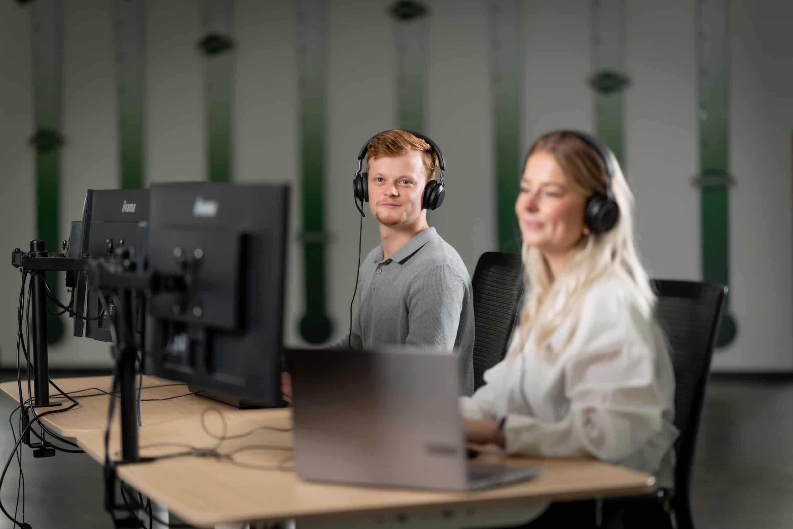 Telefonisch-helpen Medewerkers van Sunergetic bieden telefonische ondersteuning aan klanten.