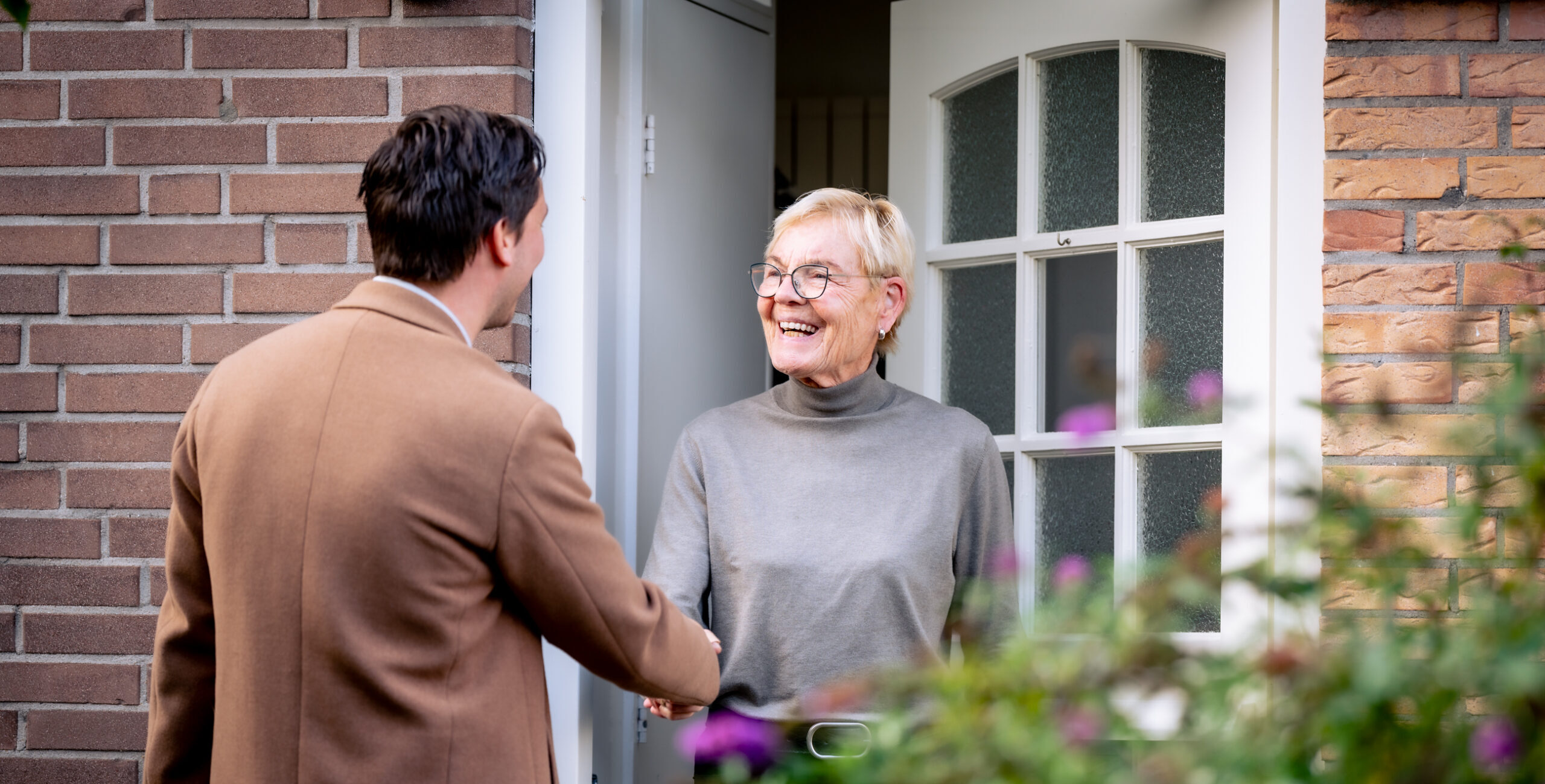 Wonigncorporatie en projectleider Projectleider ontmoet met beslissingsbevoegde binnen een woningcorporatie.