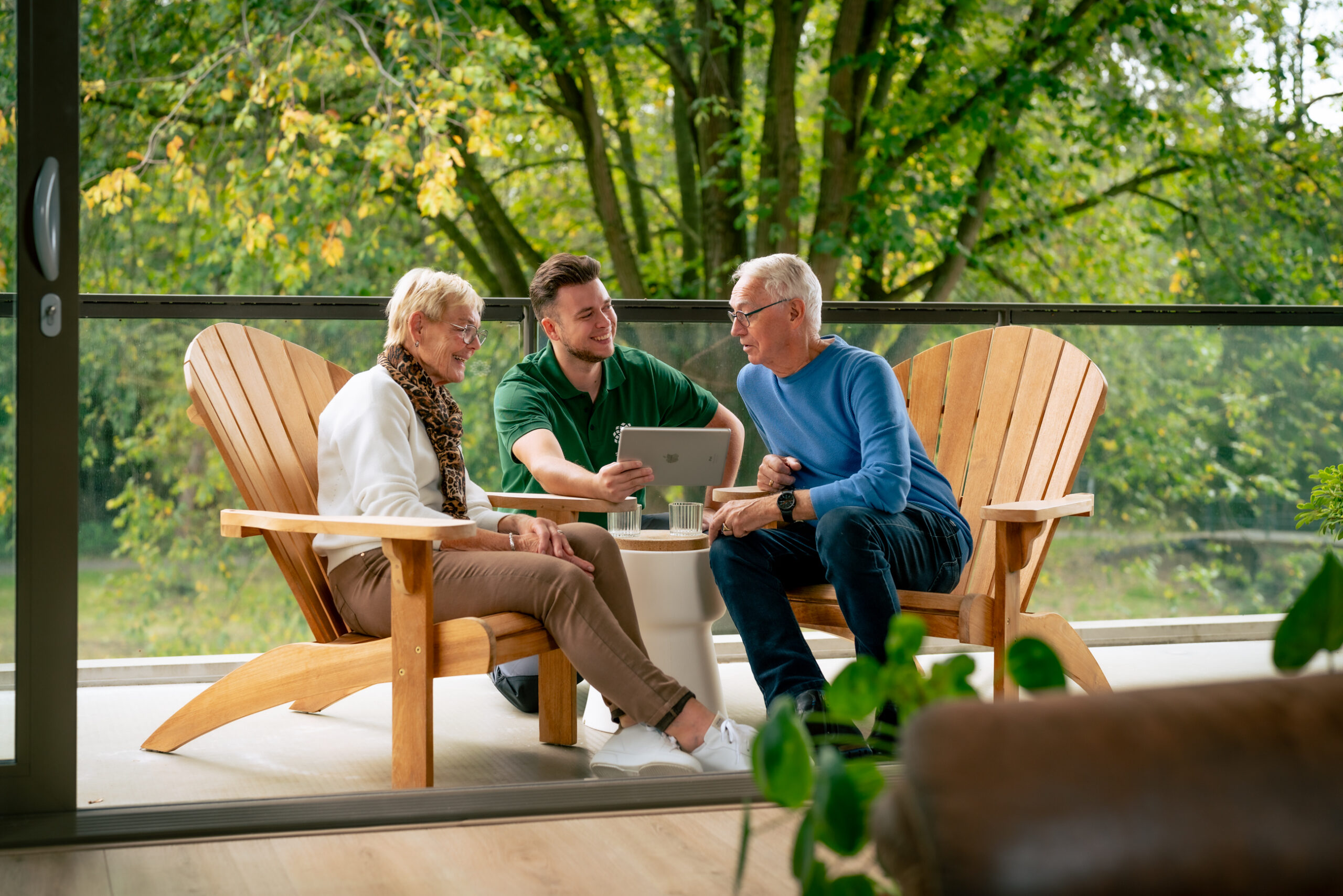 Man legt hun zonnestroominstallatie uit aan bewoners van een woningcorporatie