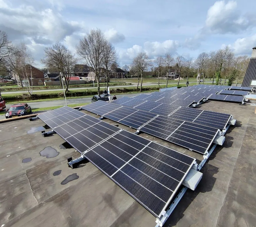 Zonnepanelen op dak Tandartspraktijk